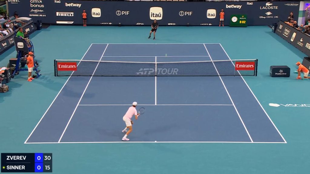 Jannik Sinner in risposta durante la semifinale contro Alexander Zverev al Miami Open 2026