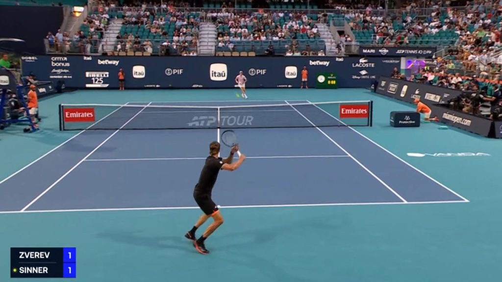 Alexander Zverev colpisce durante uno scambio contro Jannik Sinner nella semifinale del Miami Open 2026
