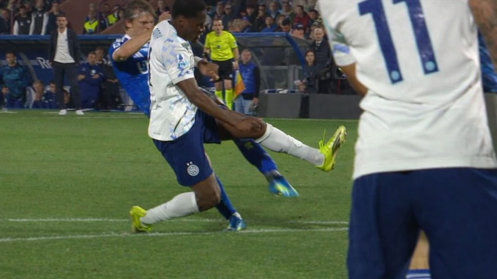 contatto tra nico paz e bonny durante como inter episodio rigore var