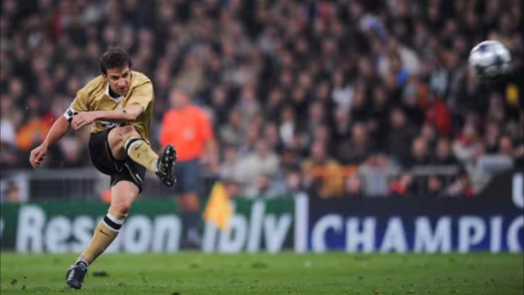 Alessandro Del Piero calcia una punizione contro il Real Madrid al Santiago Bernabeu nel 2008