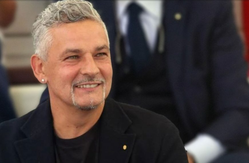Roberto Baggio durante un evento ufficiale FIGC, protagonista del documento per la riforma del calcio italiano