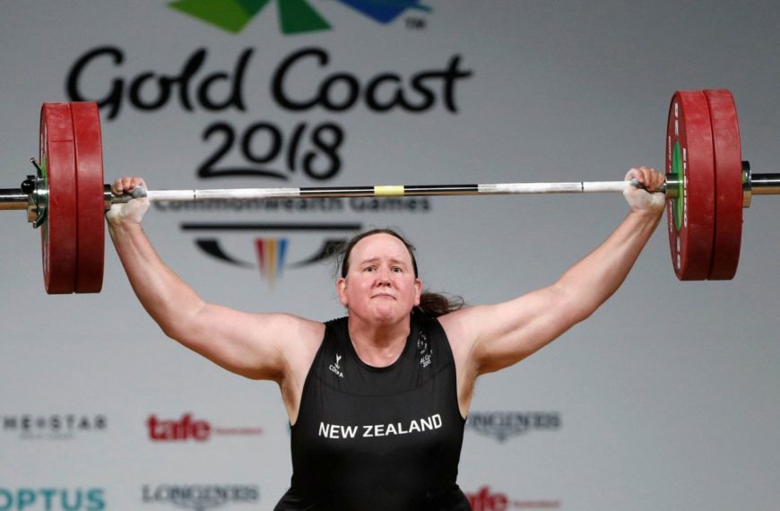 atleta sollevamento pesi gara internazionale dibattito transgender sport