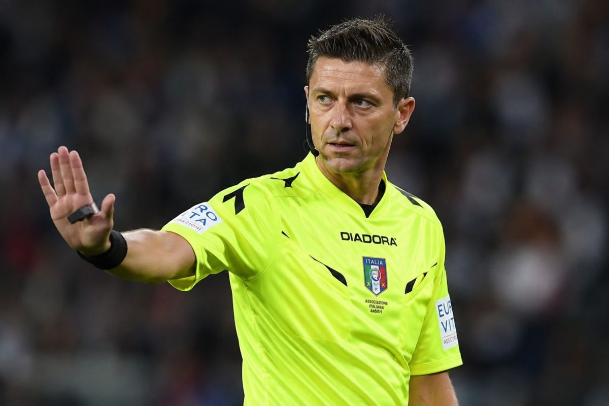 Gianluca Rocchi in campo mentre segnala una decisione arbitrale durante una partita di calcio