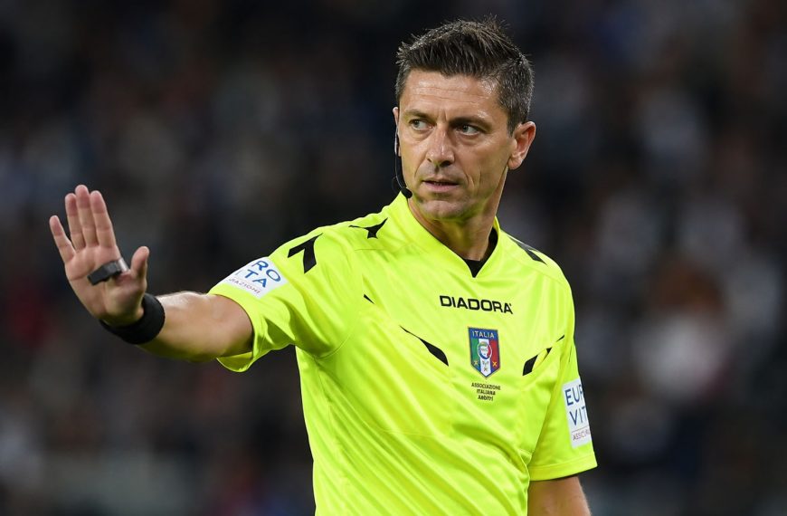 Gianluca Rocchi in campo mentre segnala una decisione arbitrale durante una partita di calcio
